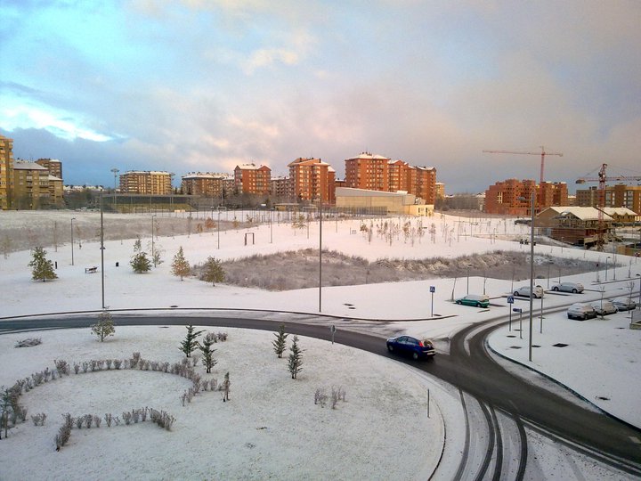 La nieve fue protagonista, el viernes por la mañana, en Vitoria.