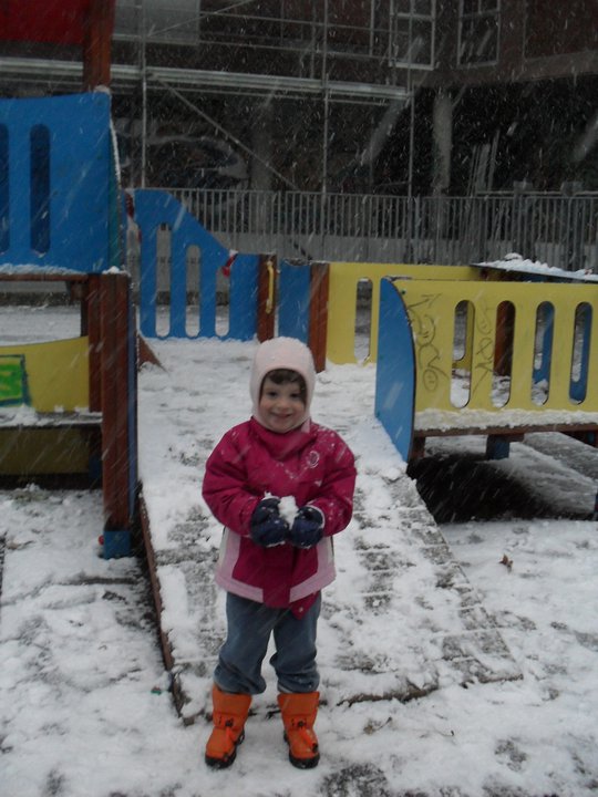 La hija de Sandra Fariñas, disfrutando de la nieve, en el colegio.