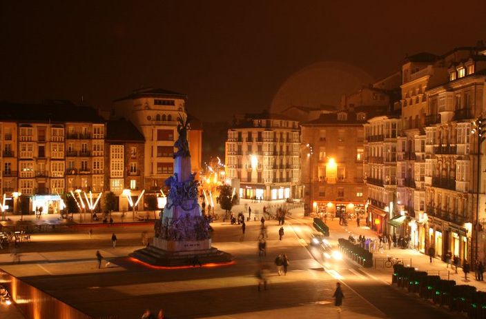 Iñigo Lanzagorta obtuvo esta imagen tan hermosa de la Plaza de la Virgen Blanca... y ahora es la imagen de nuestro blog.