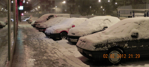 La nieve en Vitoria Gasteiz desdibuja los coches FOTO Vidal Lopez de Juan