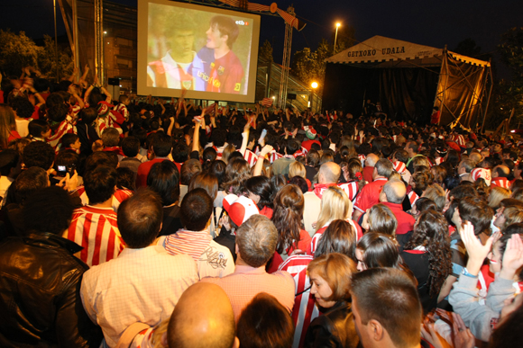 Cientos de getxotarras viendo la final de Copa 2009 en las pantallas gigantes